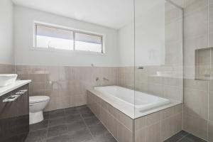 Modern Double Room with Ensuite Bath - Near Station - Shared Kitchen