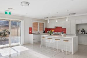 Modern Double Room with Ensuite Bath - Near Station - Shared Kitchen