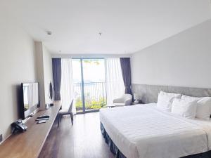 SeaView-Mountainview Apartment with Super-King-bed and Bathtube in Flamingo CatBa Beach Resort