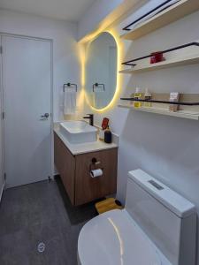 Modern Apt with balcony Close to Larcomar Museums and the best food in Barranco