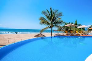 Beachfront 4th-floor condo with views, outdoor pool, balcony, WD & central AC