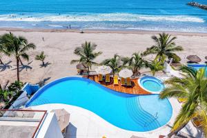 Beachfront 4th-floor condo with views, outdoor pool, balcony, WD & central AC