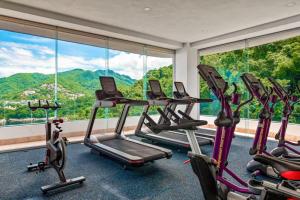 Oceanfront condo with huge balcony, sweeping ocean view & amazing pool