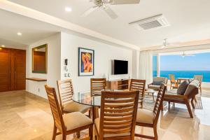 Oceanfront condo with huge balcony, sweeping ocean view & amazing pool
