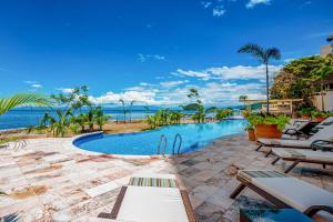 Oceanfront, 8th-floor condo with pool, pool spa & large balcony