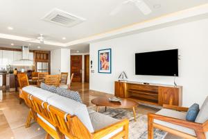 Oceanfront condo with huge balcony, sweeping ocean view & amazing pool