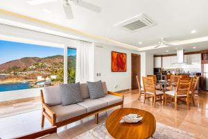 Oceanfront condo with huge balcony, sweeping ocean view & amazing pool