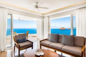 Oceanfront condo with huge balcony, sweeping ocean view & amazing pool