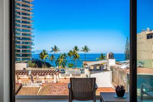 5th-floor condo with partial ocean views, heated pool, sauna, gym, balcony, WD
