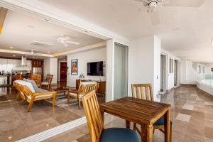 Oceanfront condo with huge balcony, sweeping ocean view & amazing pool