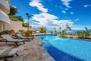 Oceanfront, 8th-floor condo with pool, pool spa & large balcony