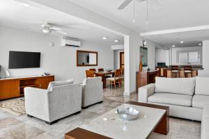 Stylish oceanview suite with infinity pool, full kitchen & bay-view terrace