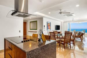 Oceanfront condo with huge balcony, sweeping ocean view & amazing pool