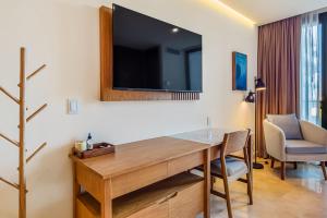 Cozy oceanview loft with panoramic views, outdoor pool & fitness room