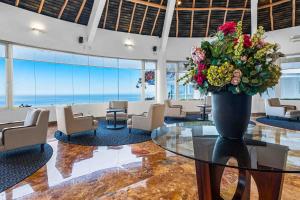 Relaxing hillside retreat near town with rooftop pool & spacious interior