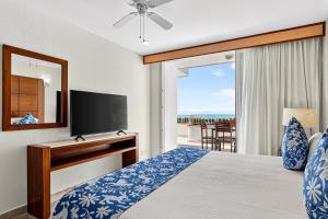 Stylish oceanview suite with infinity pool, full kitchen & bay-view terrace