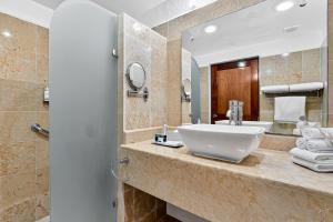 Stylish oceanview suite with infinity pool, full kitchen & bay-view terrace