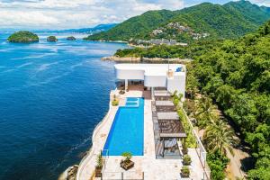 Oceanfront condo with rooftop infinity pool, panoramic views, balcony, gym, & AC