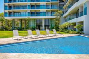 Cozy oceanview loft with panoramic views, outdoor pool & fitness room