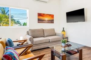 Beautiful condo with shared pool, full kitchen, & private WD
