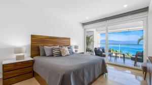 Bright oceanfront condo with balcony, rooftop pool & near Malecon boardwalk