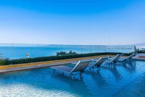 Relaxing hillside retreat near town with rooftop pool & spacious interior