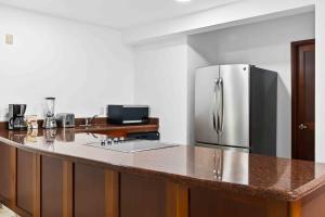 Relaxing hillside retreat near town with rooftop pool & spacious interior