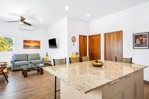Beautiful condo with shared pool, full kitchen, & private WD