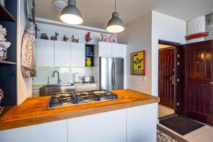 Charming condo featuring ocean views, pool & private terrace