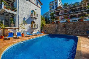 Charming condo featuring ocean views, pool & private terrace