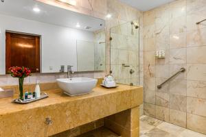 Elegant oceanview suite with private terraces, hot tub, heated pool & gym