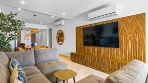 Bright oceanfront condo with balcony, rooftop pool & near Malecon boardwalk