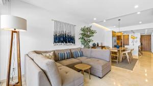 Bright oceanfront condo with balcony, rooftop pool & near Malecon boardwalk