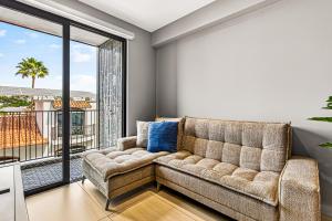 Modern condo with rooftop pool, balcony, gas grill & gym access