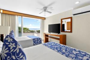 Stunning oceanview suite with cliffside infinity pool, terrace & gourmet kitchen