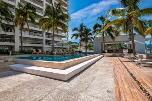 Bright oceanfront condo with balcony, rooftop pool & near Malecon boardwalk