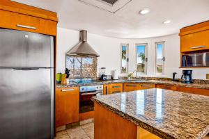 Charming condo with ocean-view, pool & balcony