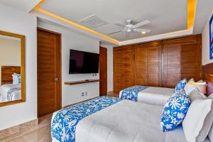 Luxe 8th-floor condo with endless ocean views, pool, spa & balcony