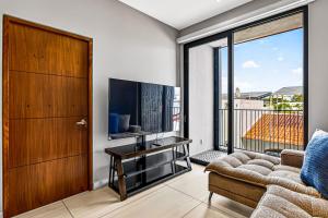 Modern condo with rooftop pool, balcony, gas grill & gym access