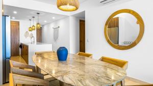Bright oceanfront condo with balcony, rooftop pool & near Malecon boardwalk