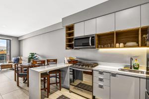 Modern condo with rooftop pool, balcony, gas grill & gym access