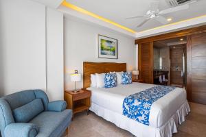 Luxurious 6th-floor condo with pool, oceanfront balcony & water view