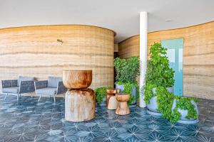 Oceanfront luxury with amazing view, 4 pools, private beach, on-site spa, dining