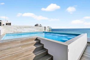 Relaxing condo with rooftop pool, oceanview balcony & walkable beach access