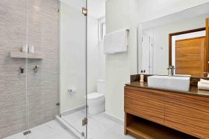 Relaxing condo with rooftop pool, oceanview balcony & walkable beach access