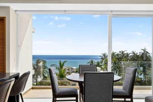 Relaxing condo with rooftop pool, oceanview balcony & walkable beach access