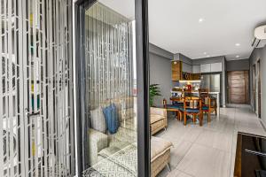 Modern condo with rooftop pool, balcony, gas grill & gym access