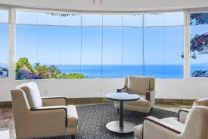 Stunning oceanview suite with cliffside infinity pool, terrace & gourmet kitchen