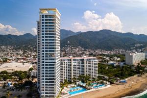 Bright oceanfront condo with balcony, rooftop pool & near Malecon boardwalk