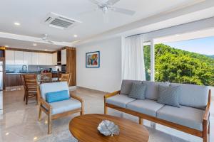 Luxurious 6th-floor condo with pool, oceanfront balcony & water view